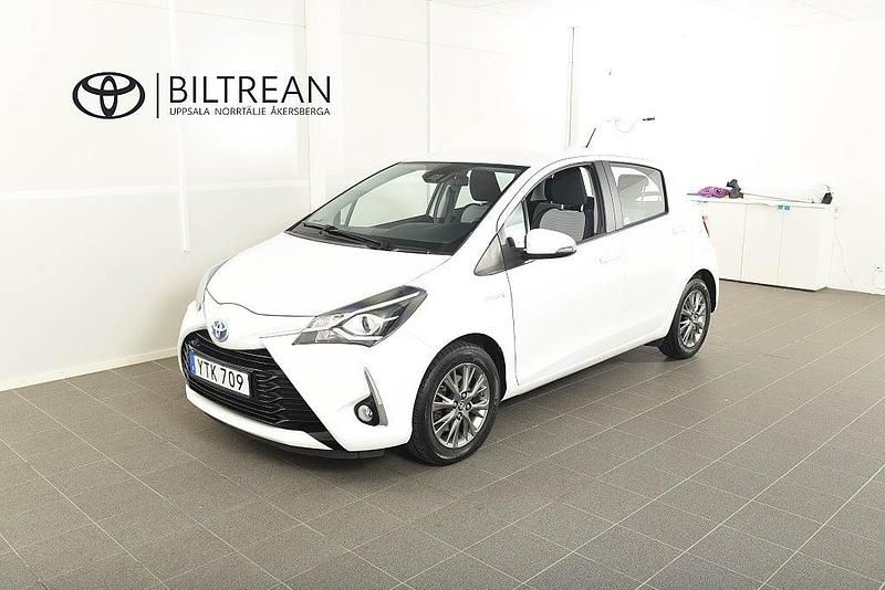 Vit Begagnad 2017 Toyota Yaris Hybrid Active Halvkombi | 162 900 kr (Marknadspris) - Bild 1/4