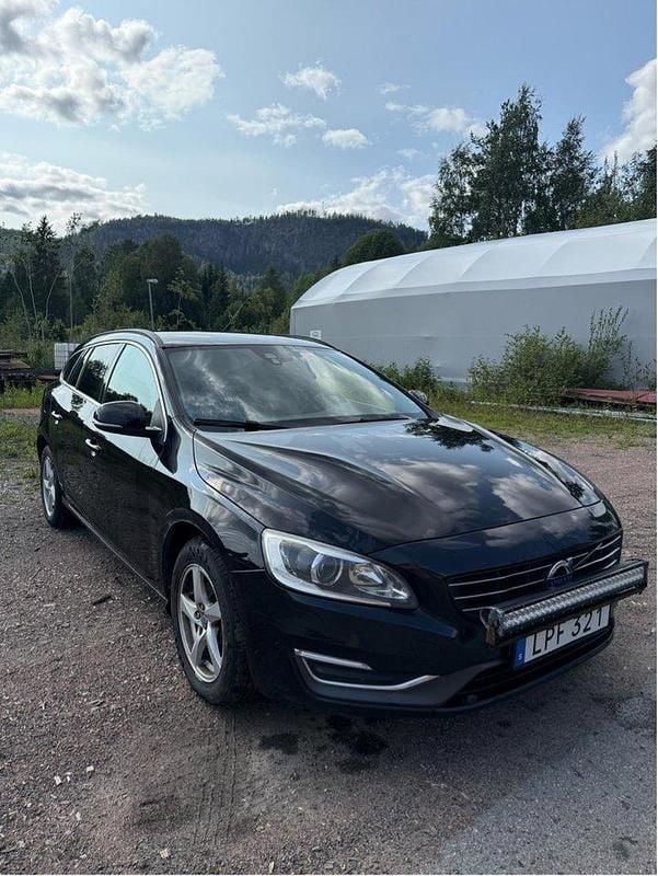 Svart Begagnad 2015 Volvo V60 Momentum Kombi | 99 000 kr (Superpris) - Bild 1/4