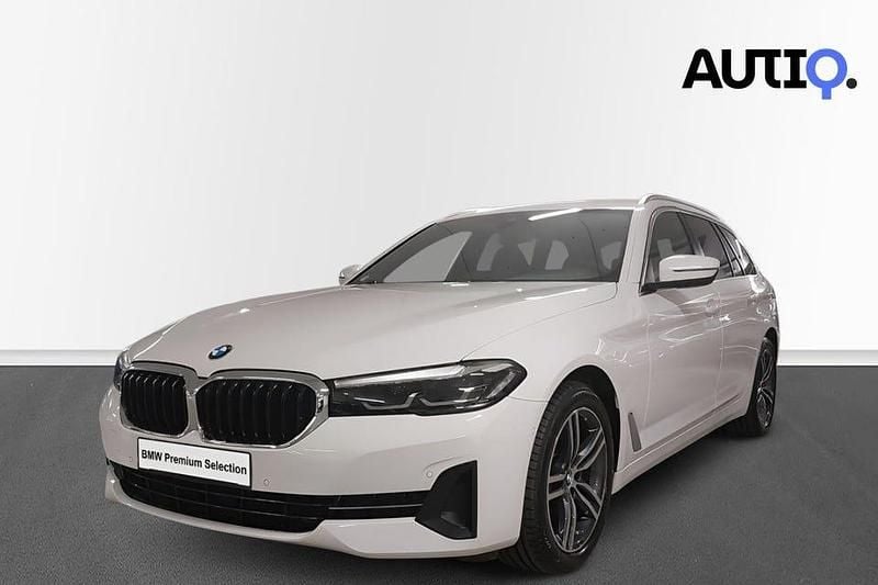 Vit Begagnad 2022 BMW 520 M Sport Kombi | 299 900 kr (Superpris) - Bild 1/4