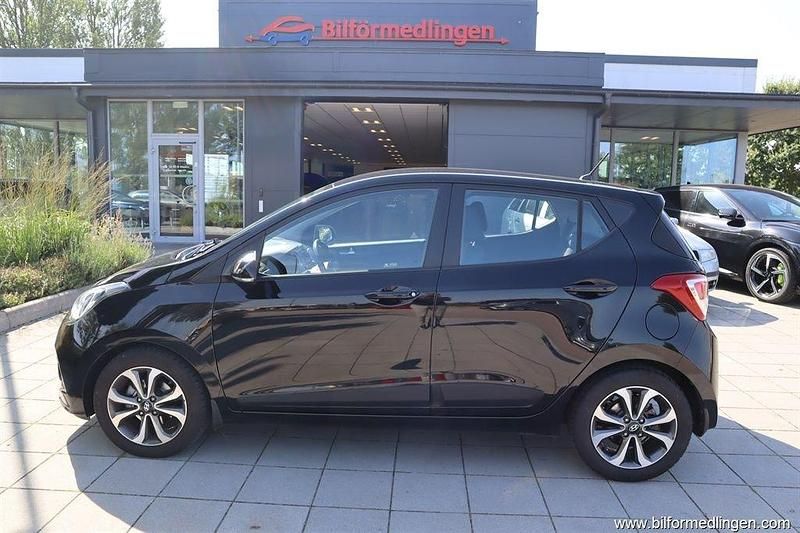 Svart svart Begagnad 2015 Hyundai i10 Halvkombi | 79 900 kr (Marknadspris) - Bild 1/4