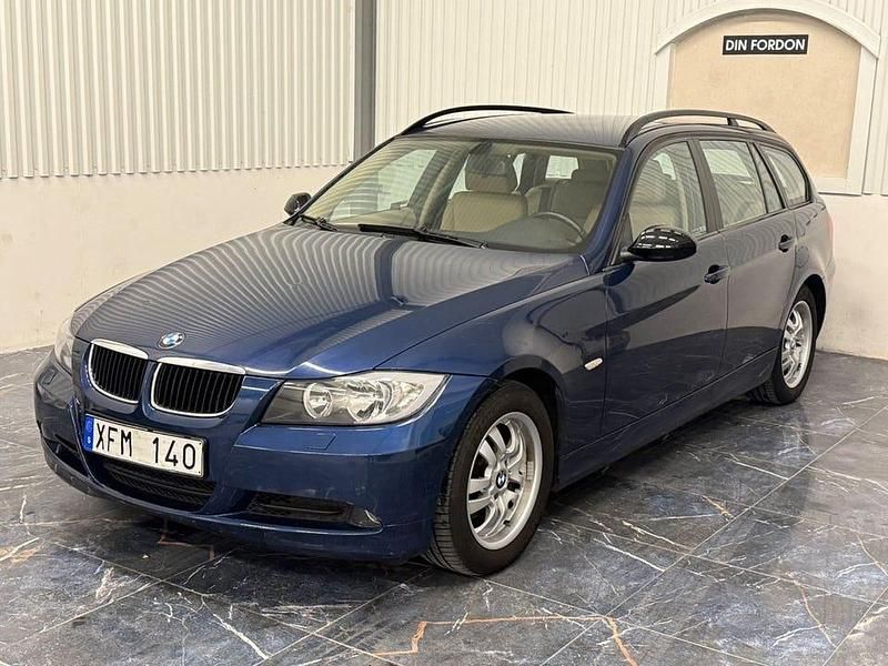 Mörkblå Begagnad 2005 BMW 320 Advantage Kombi | 59 900 kr (Marknadspris) - Bild 1/4