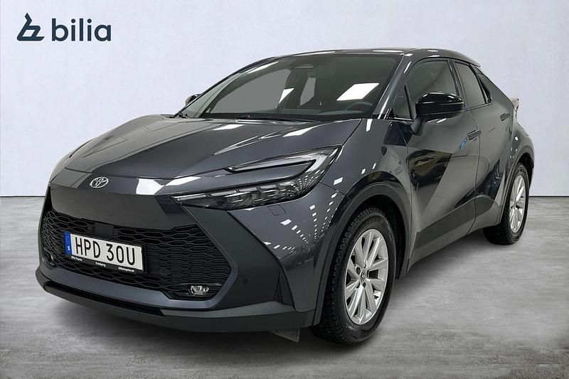 Grå Begagnad 2024 Toyota C-HR Style SUV | 359 900 kr (Marknadspris) - Bild 1/3
