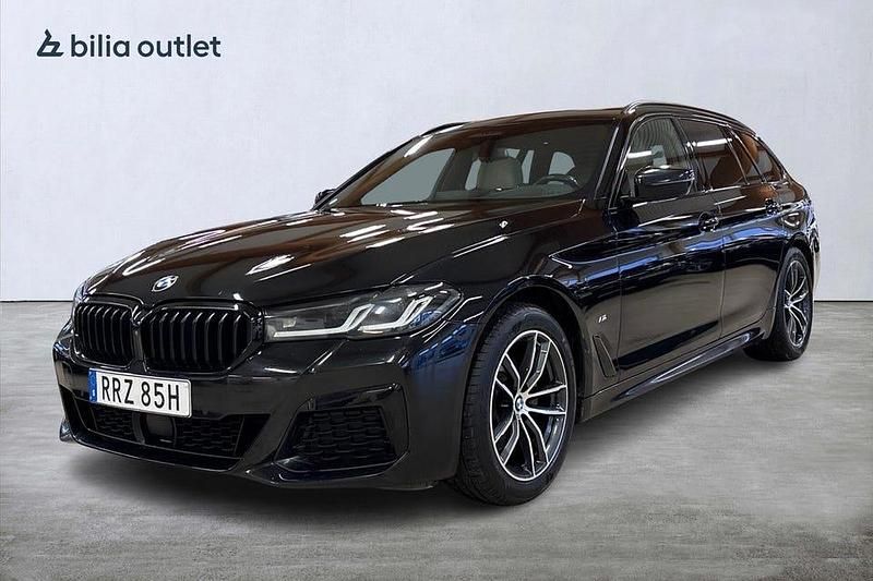 Svart Begagnad 2020 BMW 520 M Sport Kombi | 274 900 kr (Marknadspris) - Bild 1/3