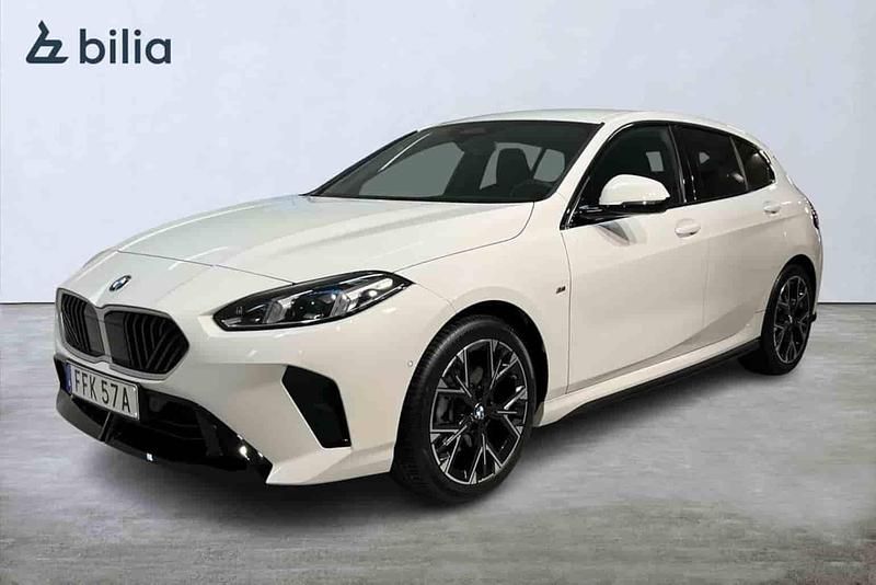 Vit Begagnad 2025 BMW 120 Halvkombi | 379 400 kr - Bild 1/1