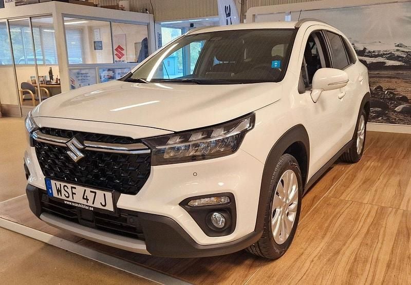 Vit Begagnad 2023 Suzuki SX4 S-Cross SUV | 259 903 kr (Marknadspris) - Bild 1/4