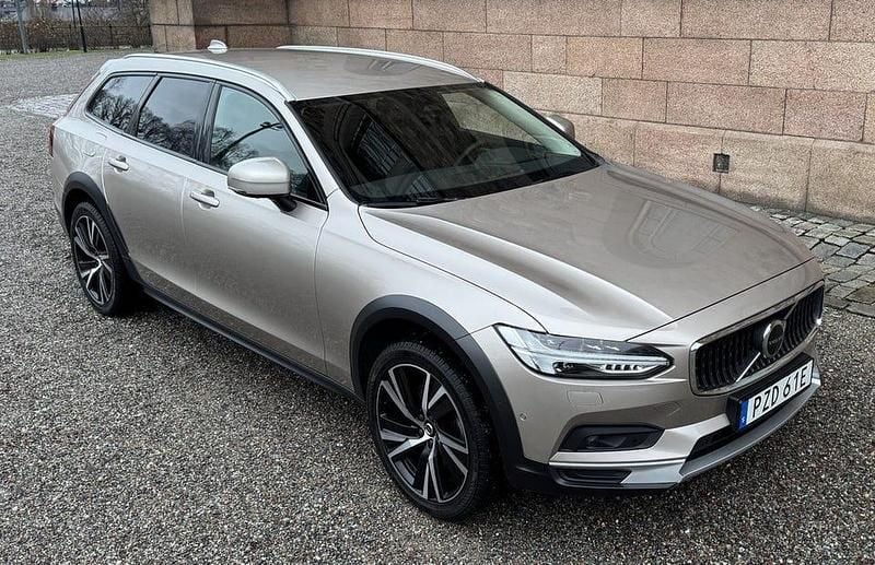 Begagnad Volvo V90 CC 197 HK (144 kW) 2023 Ljusgrå Kombi