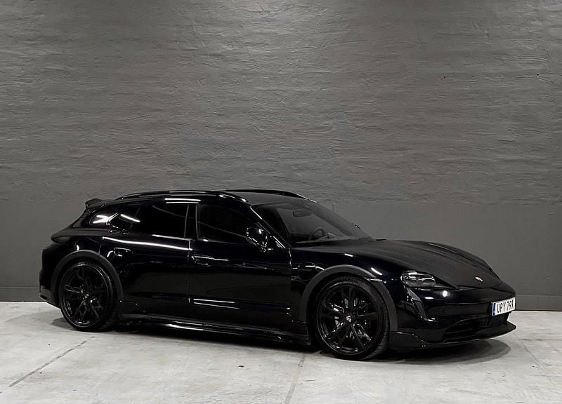 Svart (svart metallic) Begagnad 2022 Porsche Taycan 4S Cross Turismo Sedan | 699 900 kr (Superpris) - Bild 1/4