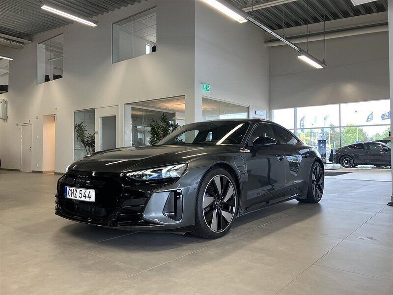 Grå Begagnad 2021 Audi e-tron GT quattro Sedan | 659 800 kr (Marknadspris) - Bild 1/4