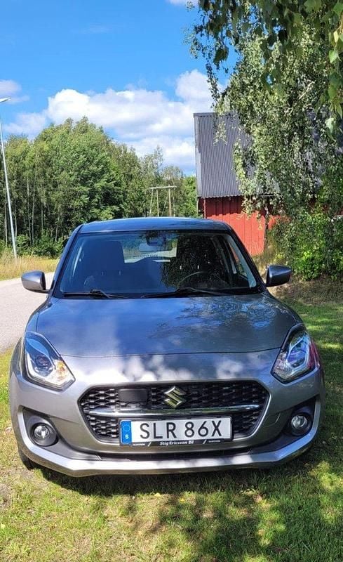 Grå Begagnad 2021 Suzuki Swift Halvkombi | 130 000 kr (Marknadspris) - Bild 1/4