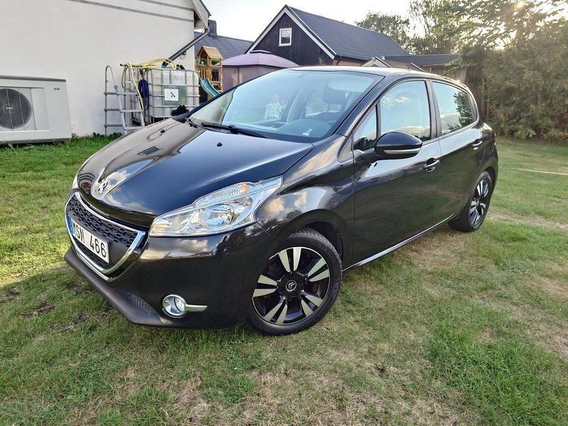 Svart Begagnad 2012 Peugeot 208 Halvkombi | 48 000 kr (Marknadspris) - Bild 1/4