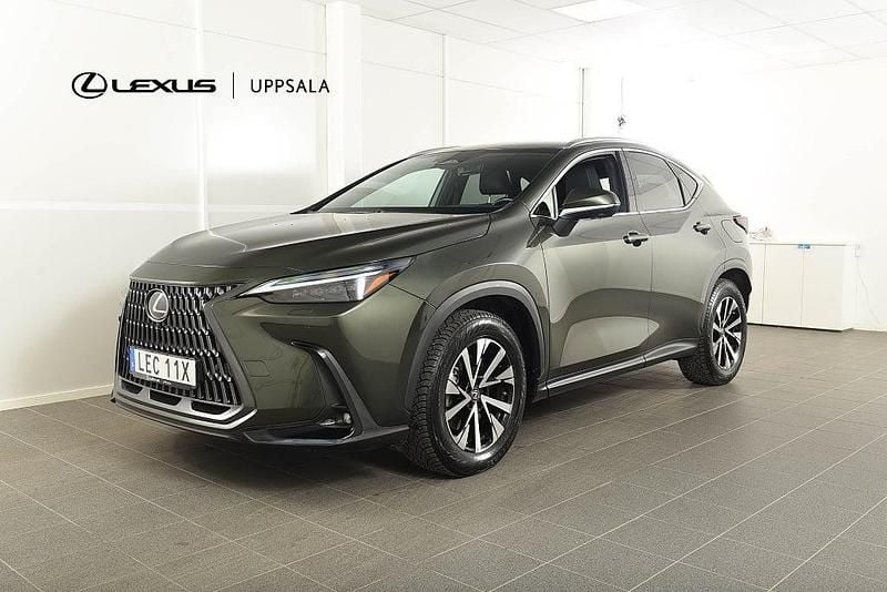 Terrane khaki Begagnad 2023 Lexus NX450h+ Executive Line SUV | 579 900 kr (Marknadspris) - Bild 1/4