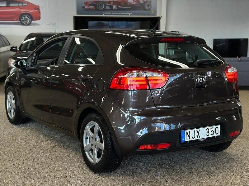 Begagnad Kia Rio 84 HK (61 kW) 2014 Brun Halvkombi