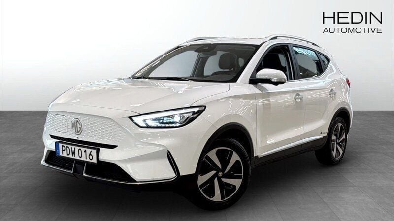 Vit (white) Begagnad 2023 MG ZS Luxury Sedan | 249 900 kr - Bild 1/4