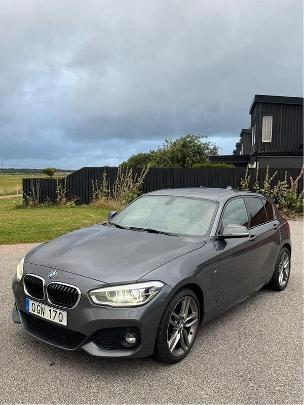 Grå Begagnad 2017 BMW 120 M Sport Halvkombi | 105 900 kr (Marknadspris) - Bild 1/4