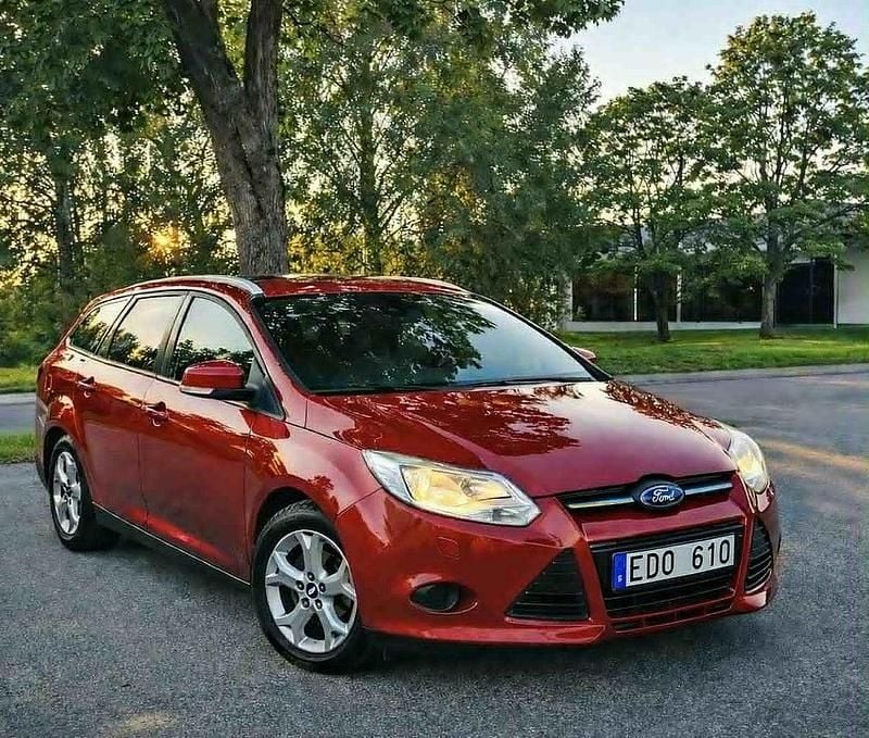 Begagnad Ford Focus Trend 96 HK (70 kW) 2011 Röd Kombi