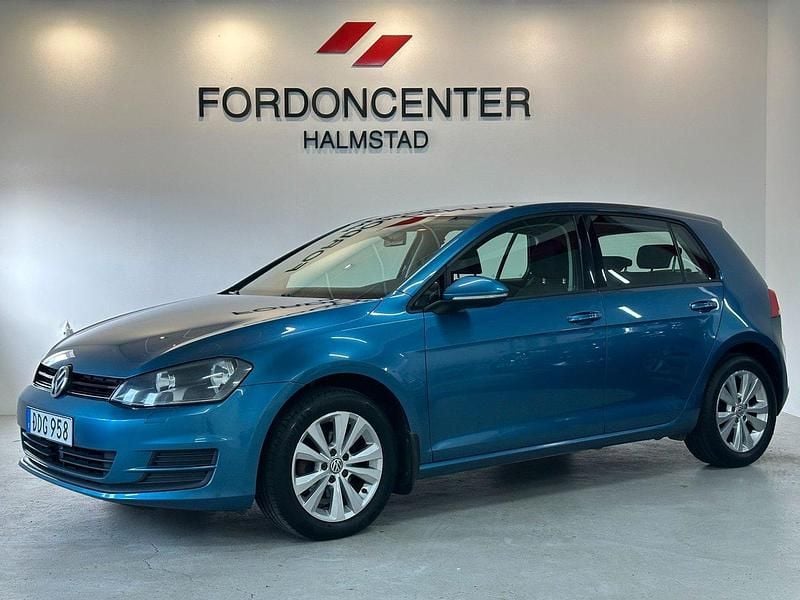 Blå Begagnad 2014 VW Golf VII Halvkombi | 98 900 kr (Marknadspris) - Bild 1/4