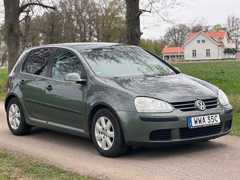 Grön Begagnad 2004 VW Golf IV Comfortline Halvkombi | 44 990 kr (Marknadspris) - Bild 1/4