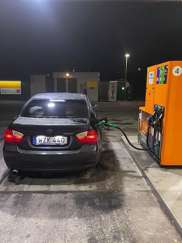 Begagnad BMW 330 258 HK (189 kW) 2006 Black sapphire metallic Sedan