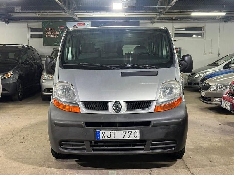 Begagnad Renault Trafic 120 HK (88 kW) 2005 Grå Minibuss
