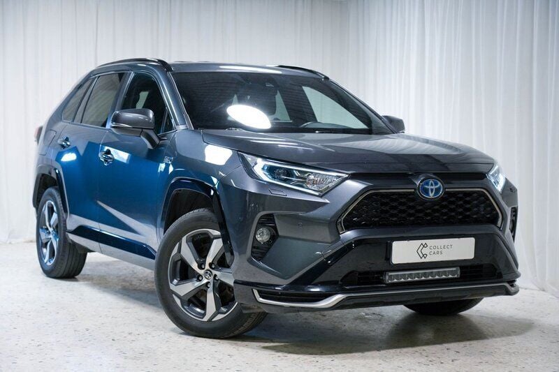 Mörkgrå (grå) Begagnad 2021 Toyota RAV4 Hybrid Edition SUV | 344 900 kr (Bra pris) - Bild 1/4