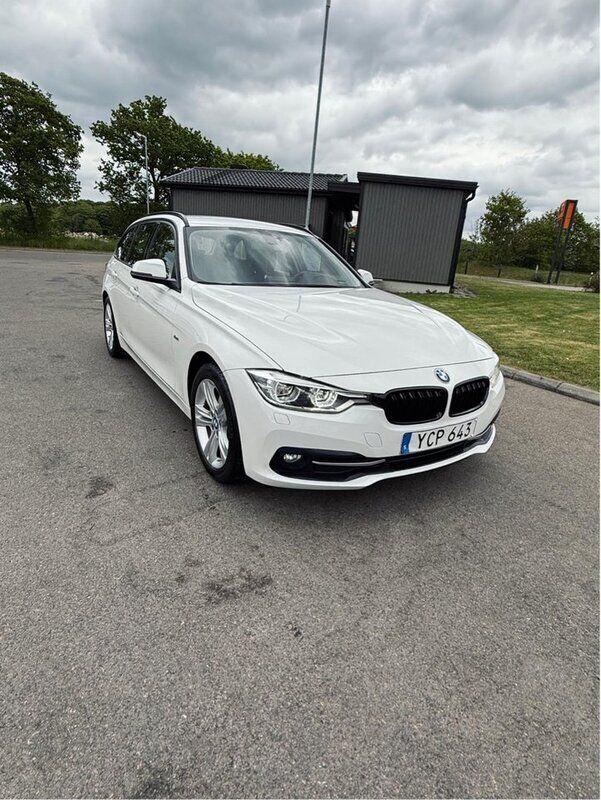 Vit Begagnad 2016 BMW 320 Sport Line Kombi | 189 000 kr (Superpris) - Bild 1/4