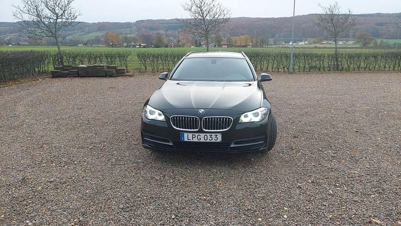 Svart Begagnad 2015 BMW 520 Kombi | 129 000 kr (Marknadspris) - Bild 1/4
