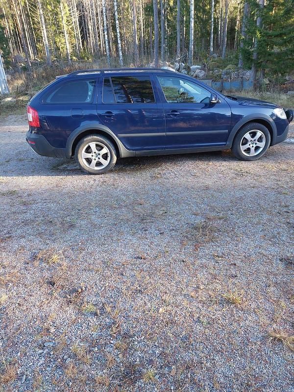 Begagnad 2012 Skoda Octavia Scout Kombi | 77 000 kr (Lite dyr) - Bild 1/4