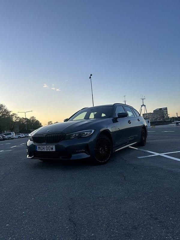 Grå Begagnad 2021 BMW 330e Sport Line Kombi | 289 700 kr (Bra pris) - Bild 1/4