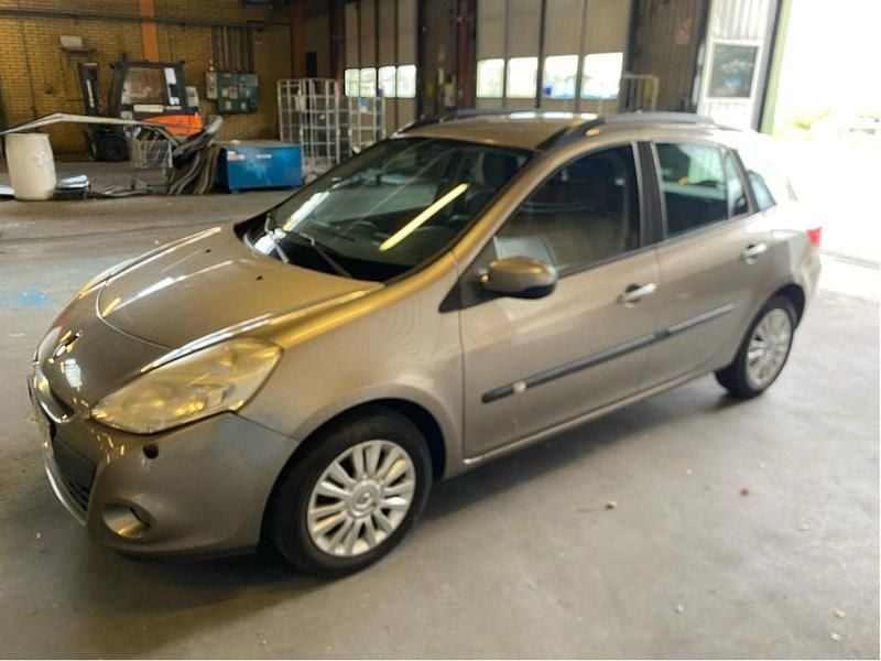 Grå Begagnad 2010 Renault Clio GrandTour Kombi | 22 000 kr (Superpris) - Bild 1/4
