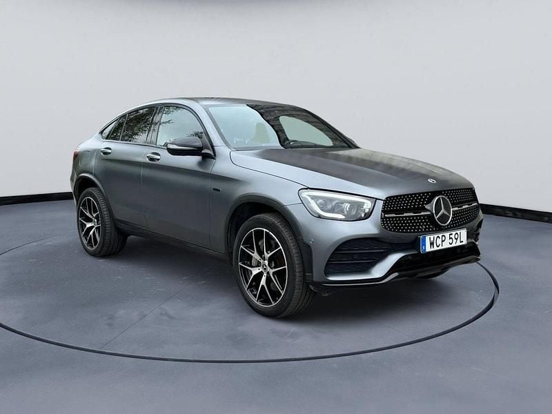 Grå (designo magno grå matt) Begagnad 2021 Mercedes GLC300e AMG line Sportkupé | 499 900 kr (Marknadspris) - Bild 1/4