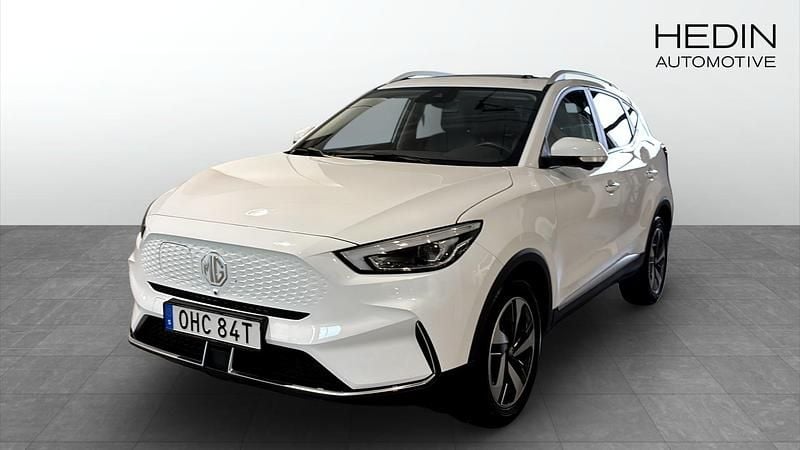 Vit (white) Begagnad 2022 MG ZS Luxury Sedan | 244 900 kr (Bra pris) - Bild 1/4