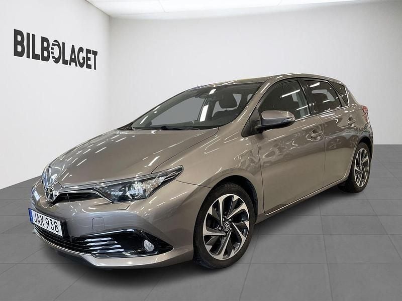 Brun Begagnad 2016 Toyota Auris Multidrive S Halvkombi | 149 800 kr (Bra pris) - Bild 1/4