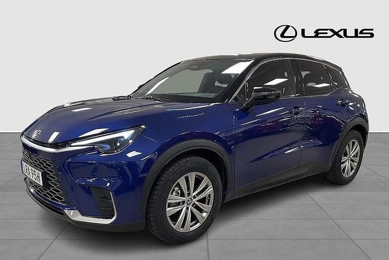 Mörkblå Ny 2025 Lexus LBX SUV | 369 900 kr (Marknadspris) - Bild 1/4