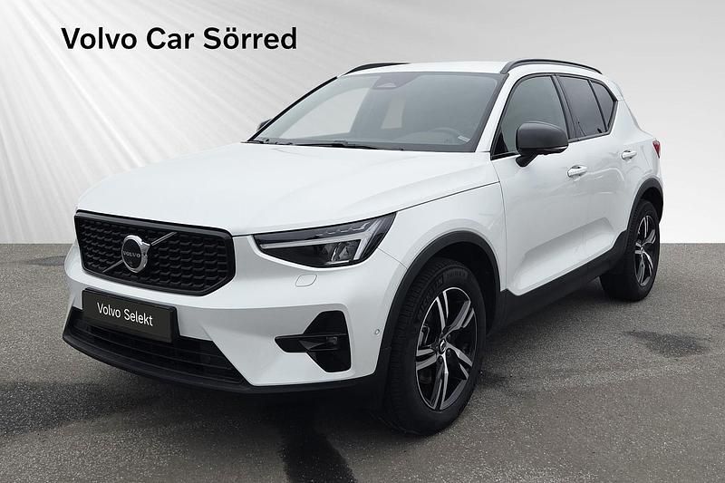 Vit Begagnad 2025 Volvo XC40 SUV | 389 900 kr (Marknadspris) - Bild 1/3