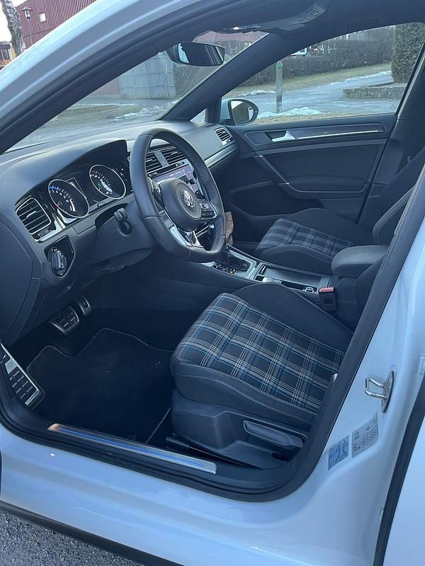 Begagnad VW Golf VIII GTE 204 HK (150 kW) 2020