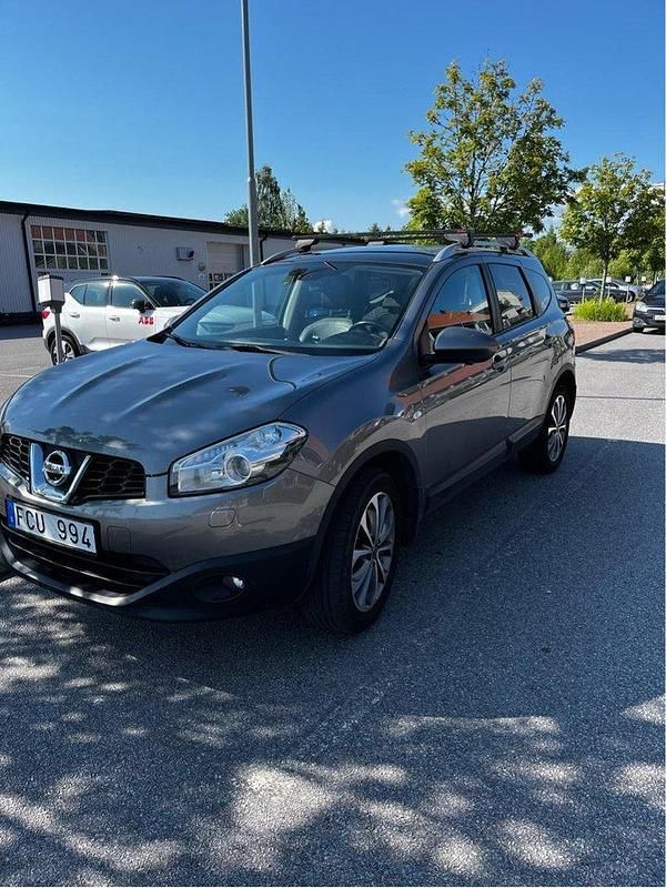 Grå Begagnad 2014 Nissan Qashqai +2 SUV | 90 000 kr (Marknadspris) - Bild 1/4