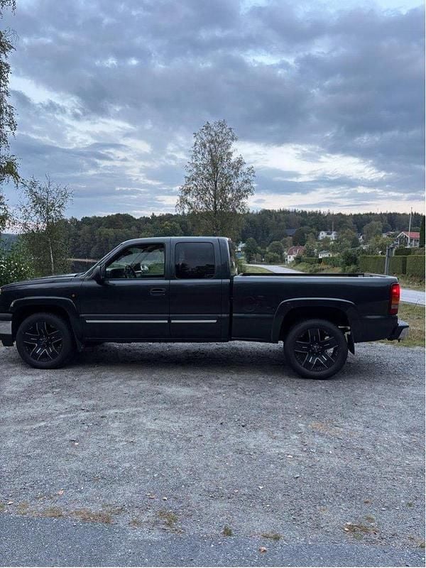 Grå Begagnad 2005 Chevrolet Silverado Sedan | 130 000 kr - Bild 1/3