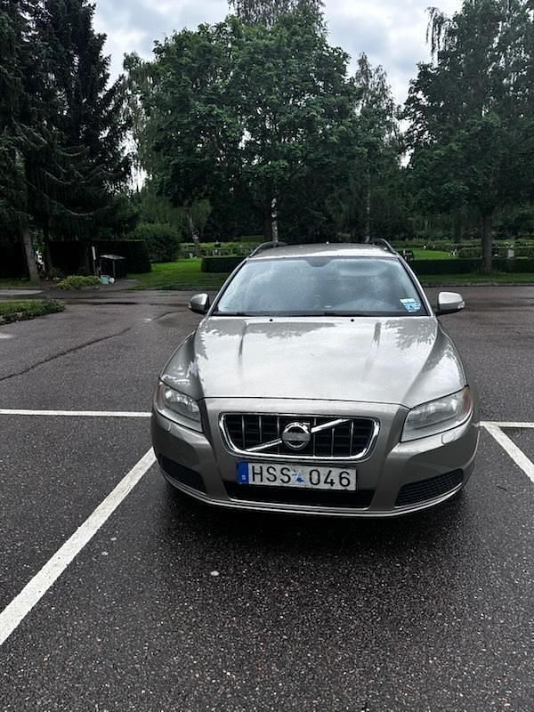 Brun Begagnad 2010 Volvo V70 Kinetic Kombi | 68 000 kr (Bra pris) - Bild 1/3