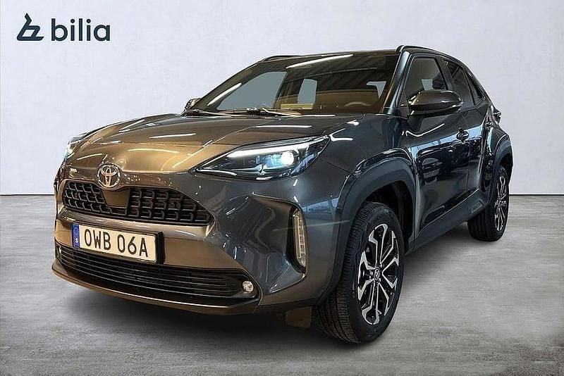 Mörkgrå Ny 2025 Toyota Yaris Cross Active SUV | 324 900 kr (Marknadspris) - Bild 1/4