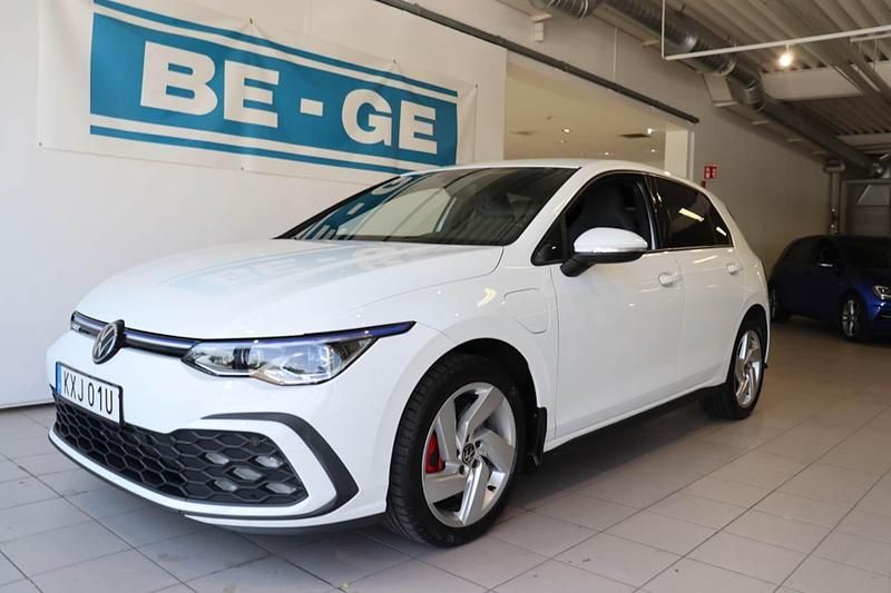 Vit Begagnad 2023 VW Golf VIII GTE Halvkombi | 369 000 kr - Bild 1/4