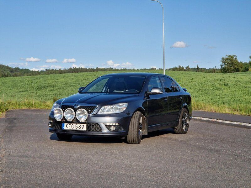 Grå Begagnad 2010 Skoda Octavia RS Halvkombi | 74 900 kr (Marknadspris) - Bild 1/4