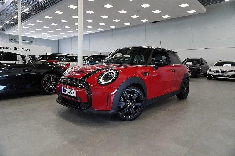 Röd Begagnad 2022 Mini Cooper Halvkombi | 219 500 kr (Marknadspris) - Bild 1/4