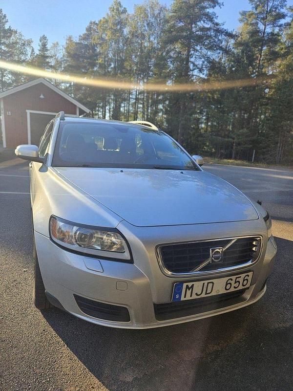 Grå Begagnad 2009 Volvo V50 Kinetic Kombi | 33 000 kr (Marknadspris) - Bild 1/4