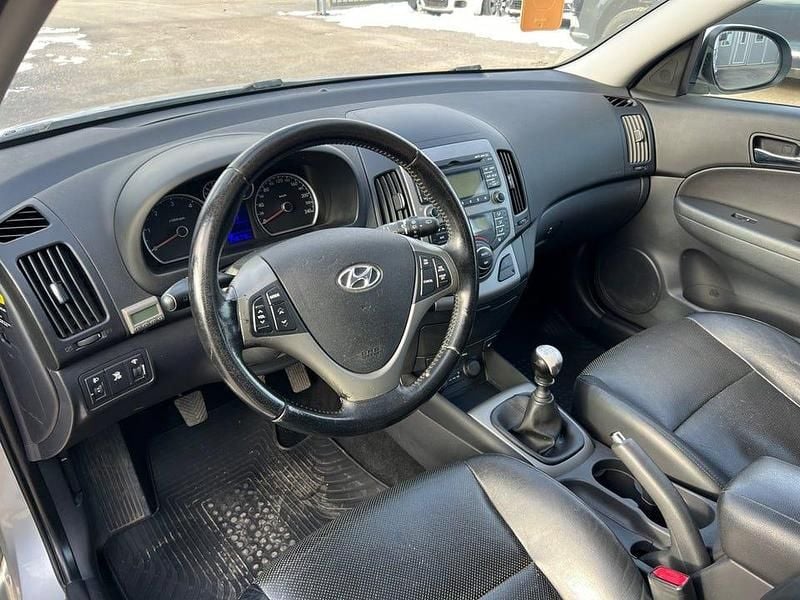 Begagnad Hyundai i30 140 HK (102 kW) 2009 Silver Halvkombi