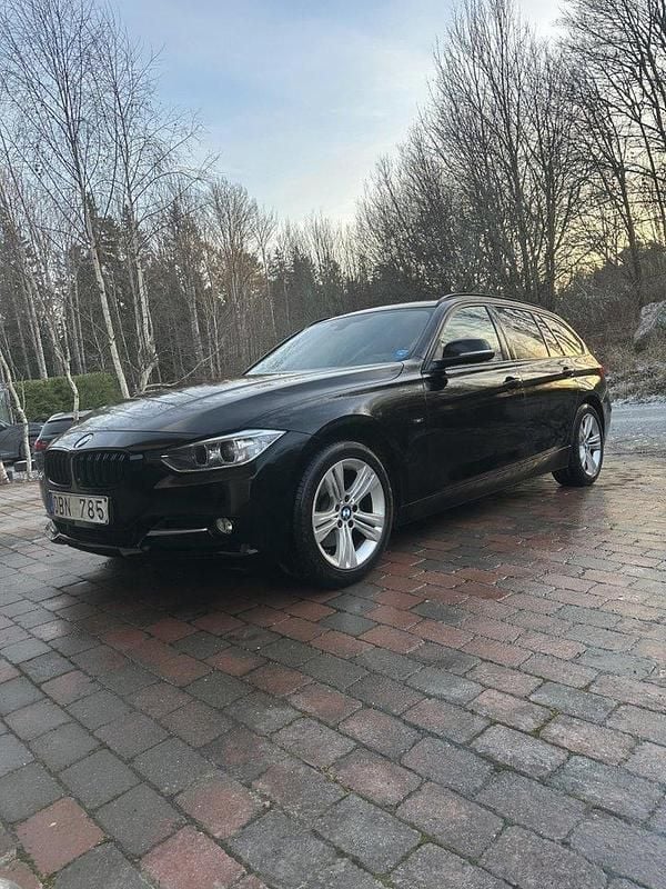 Svart Begagnad 2014 BMW 320 Sport Line Kombi | 119 900 kr (Bra pris) - Bild 1/4