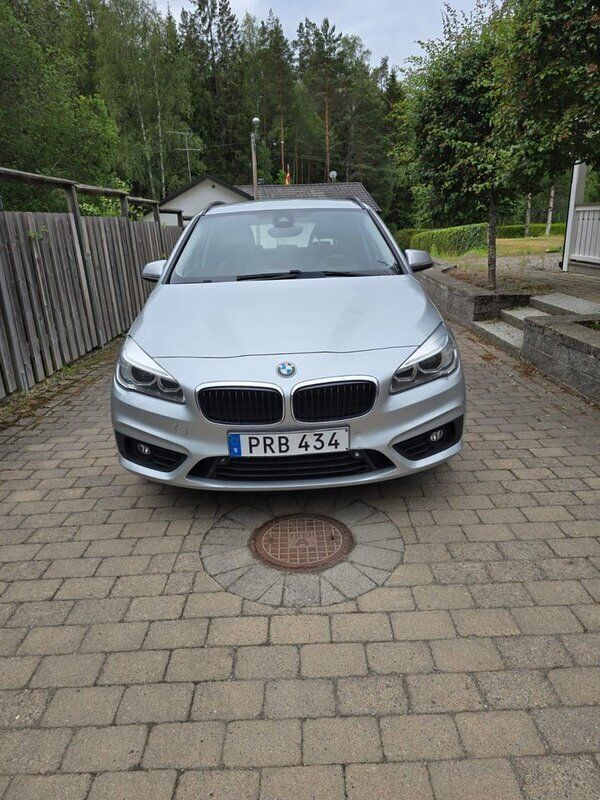 Silver Begagnad 2015 BMW 220 Active Tourer Advantage Minibuss | 175 000 kr - Bild 1/4