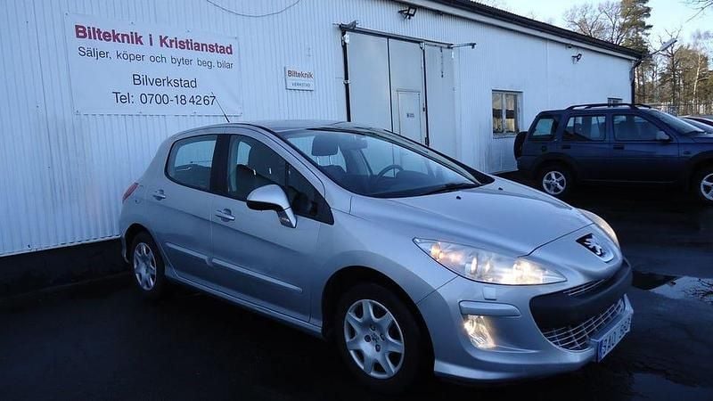 Ljusgrå (grå) Begagnad 2008 Peugeot 308 Halvkombi | 39 500 kr (Marknadspris) - Bild 1/4