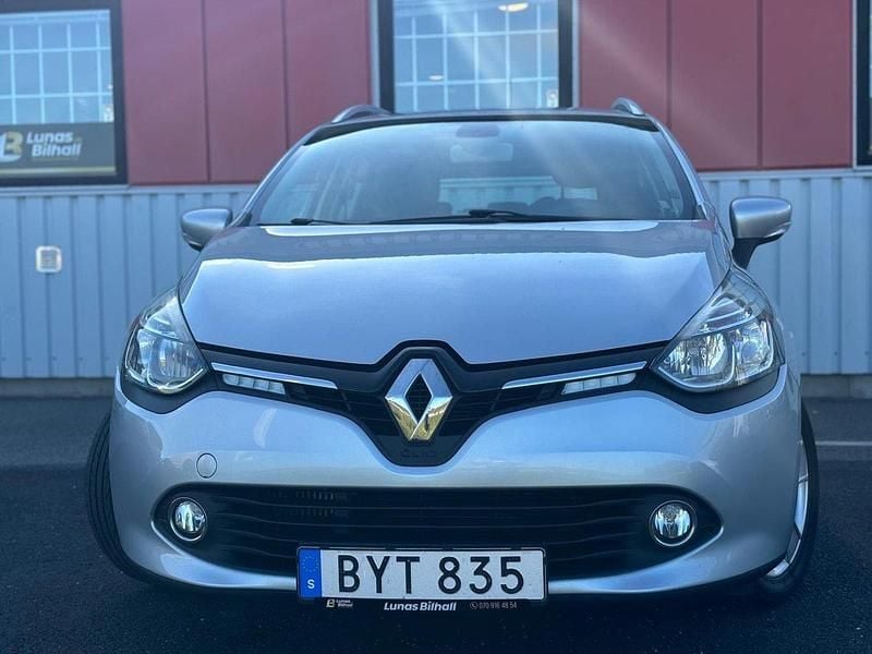 Silver Begagnad 2015 Renault Clio GrandTour Kombi | 94 900 kr (Bra pris) - Bild 1/4