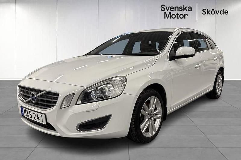 Vit Begagnad 2012 Volvo V60 Summum Kombi | 109 200 kr (Marknadspris) - Bild 1/3