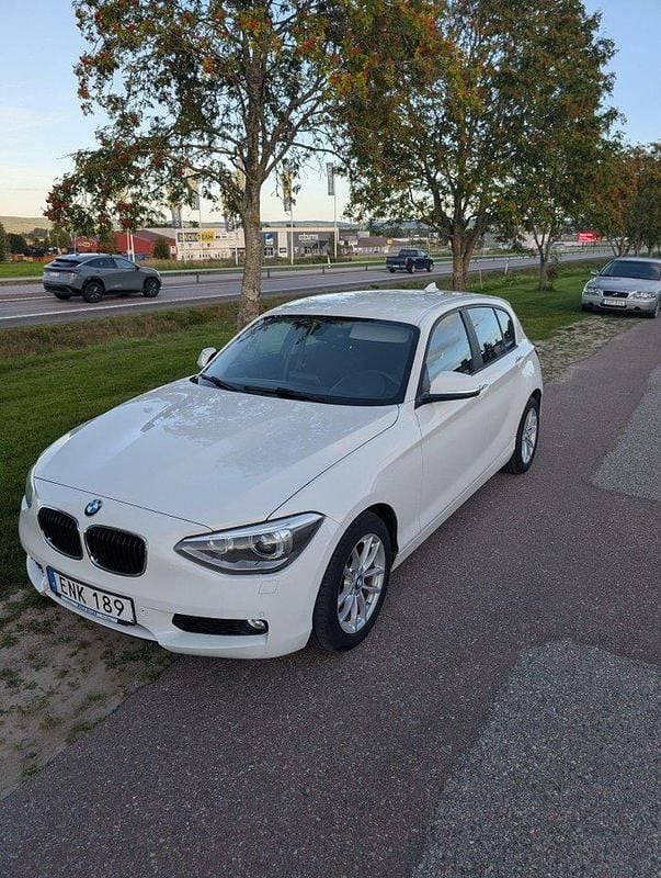 Vit Begagnad 2015 BMW 118 Halvkombi | 160 000 kr (Marknadspris) - Bild 1/4